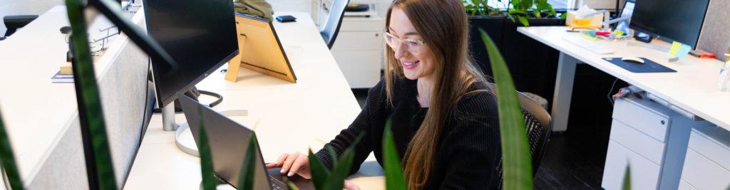 online learning header 1024x267 steph-at-desk-in-candlefox-office